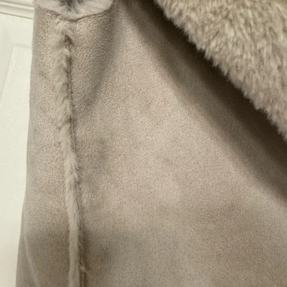 LOFT Light Tan Faux Fur Vest - Picture 7 of 7